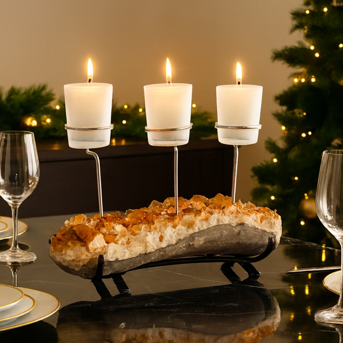 Castiçal Triplo com Drusa de Citrino e Suporte em Vidro Fosco Branco Base Metal Preto 2,709 kg