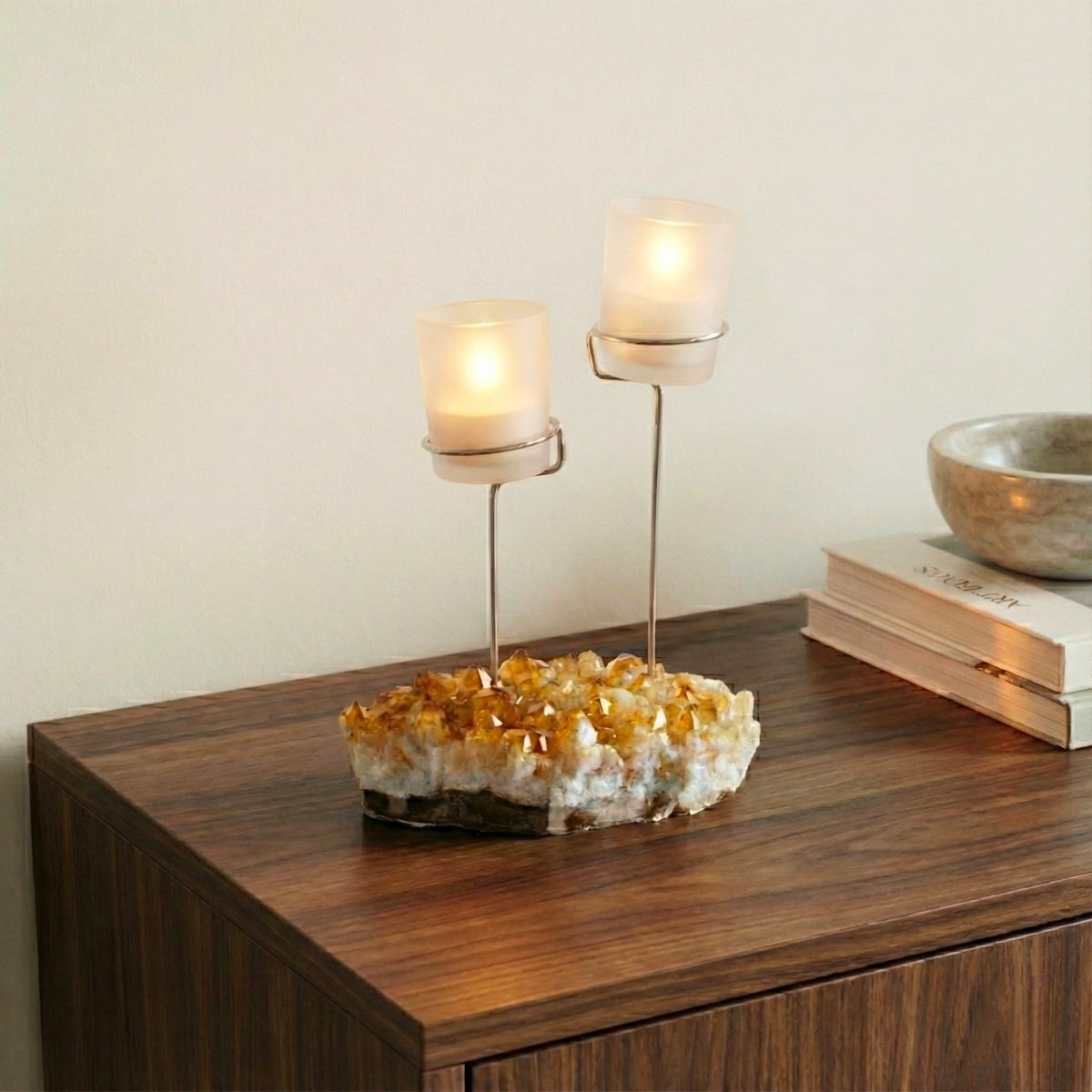 Castiçal Duplo com Drusa de Citrino e Suporte em Vidro Fosco Branco 1,372 kg
