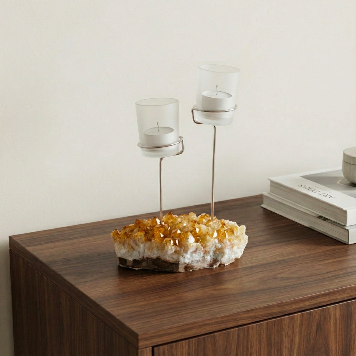 Castiçal Duplo com Drusa de Citrino e Suporte em Vidro Fosco Branco 1,372 kg
