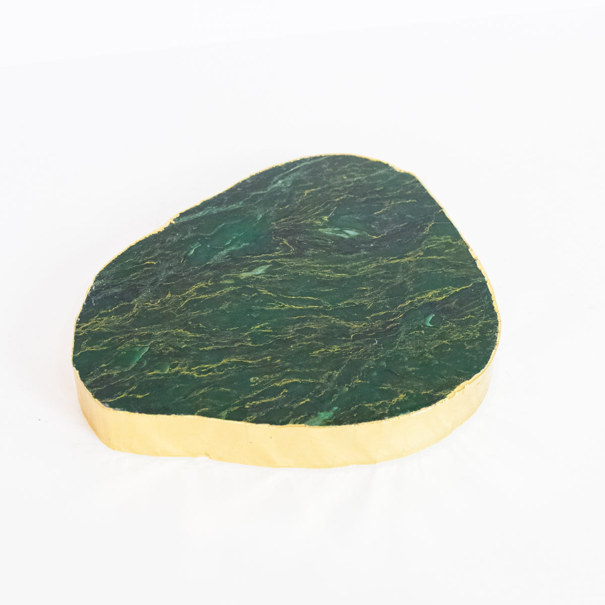 Chapa de Pedra Jade Polida Natural com Borda Banho Ouro 24k 1,873 gramas
