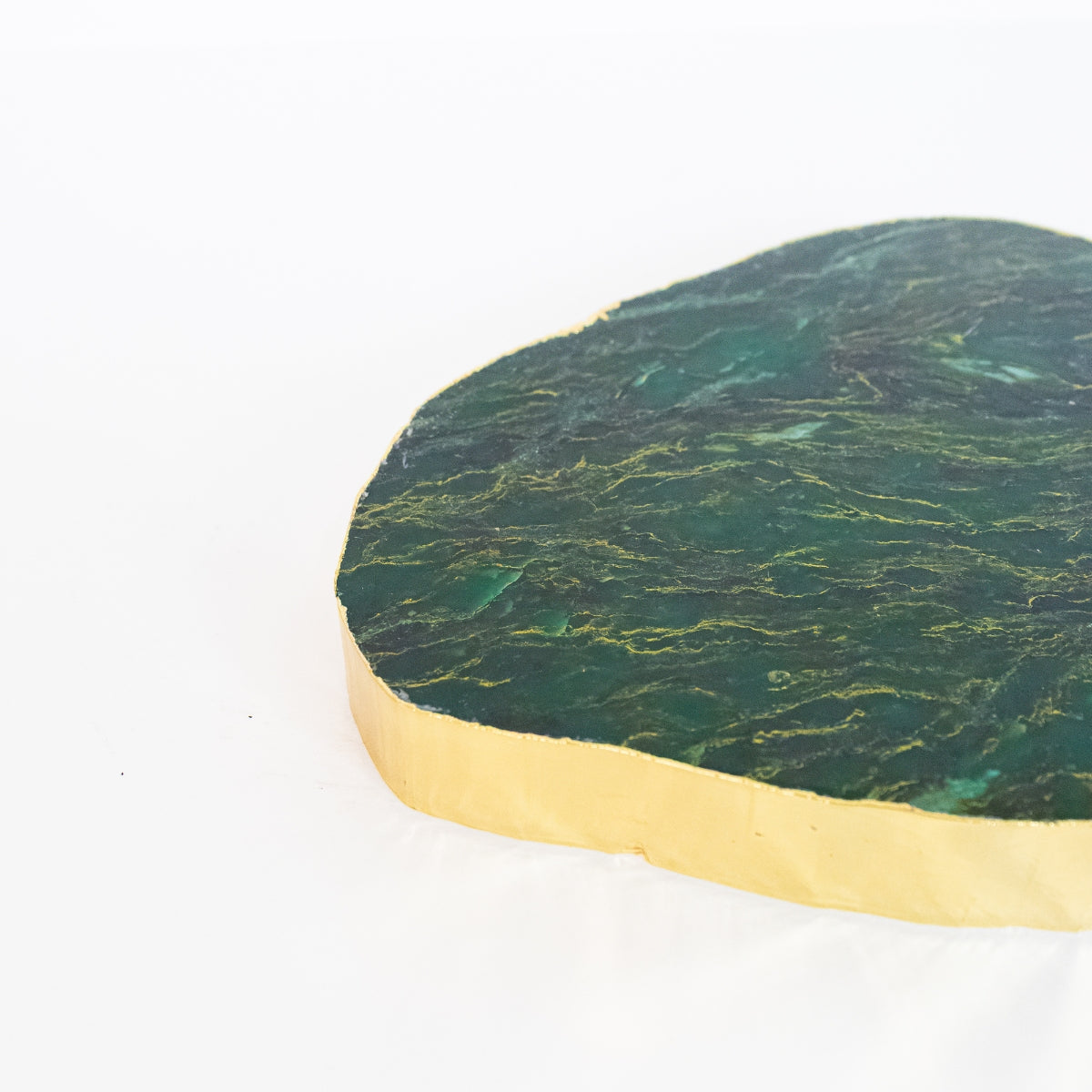 Chapa de Pedra Jade Polida Natural com Borda Banho Ouro 24k 1,873 gramas