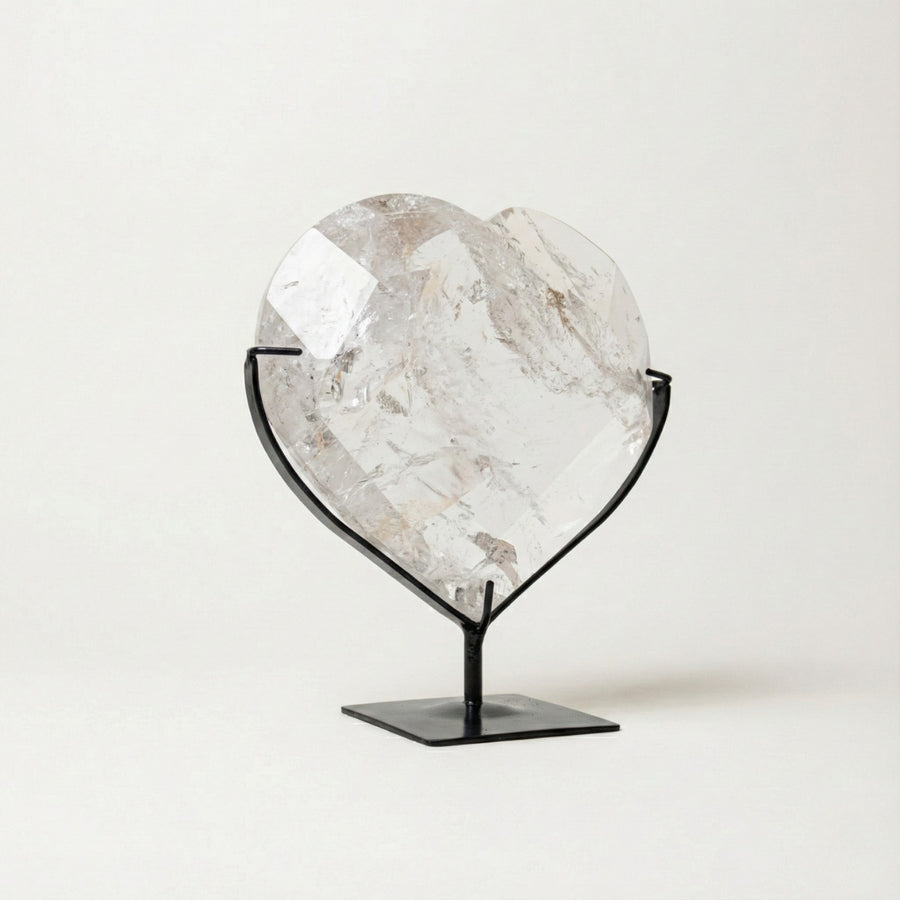 Coração Facetado Cristal de Quartzo Hialino na Base Metal Preto 1,679 kg