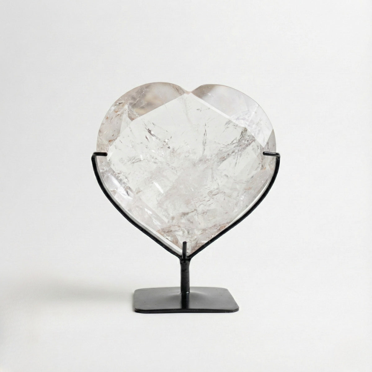 Coração Facetado Cristal de Quartzo Hialino na Base Metal Preto 1,679 kg