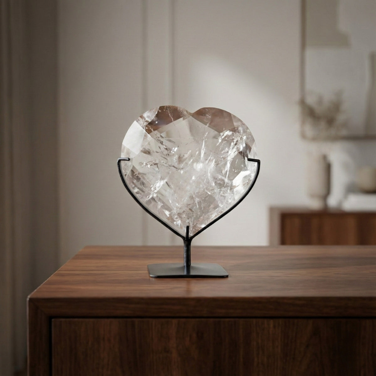 Coração Facetado Cristal de Quartzo Hialino na Base Metal Preto 820 gramas