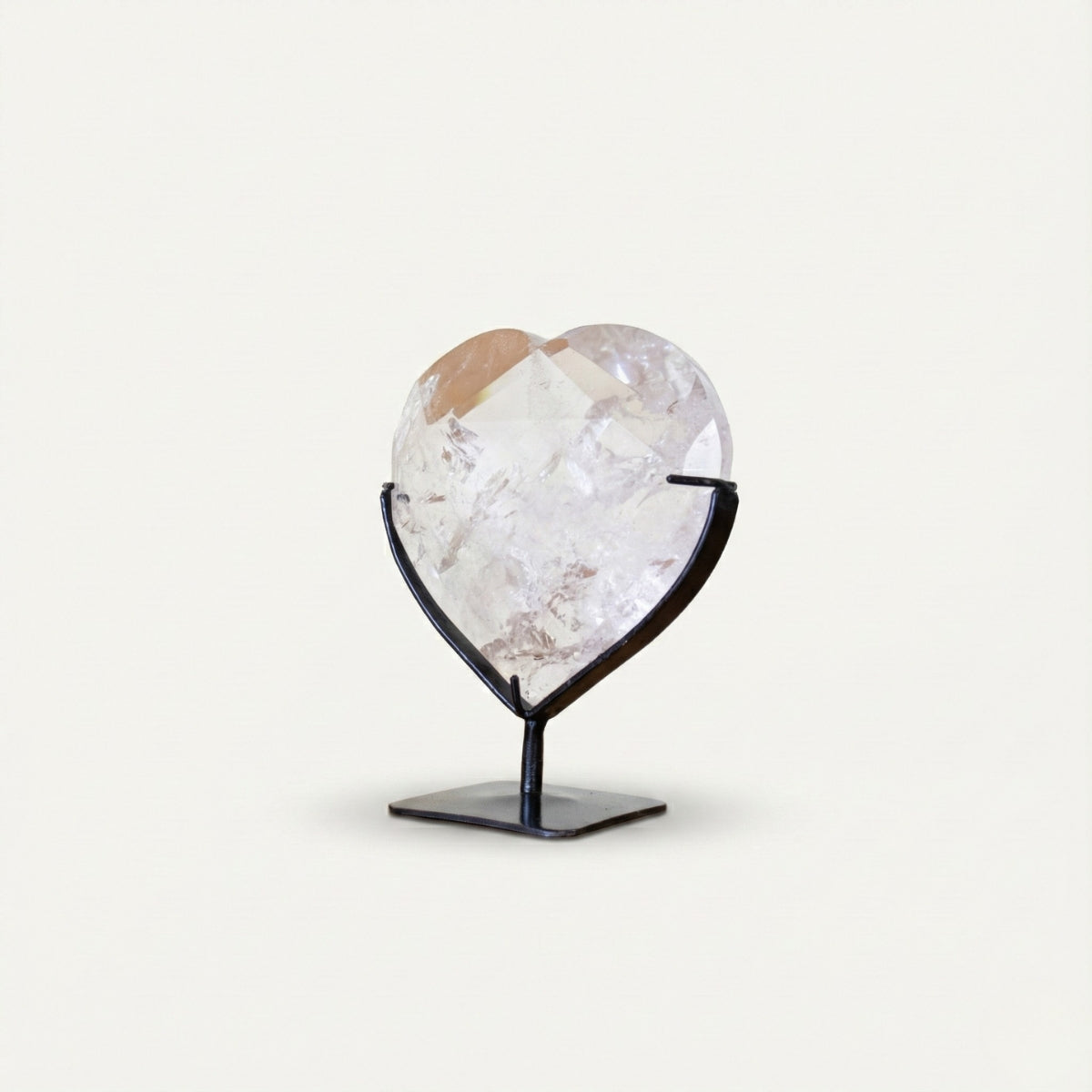 Coração Facetado Cristal de Quartzo Hialino na Base Metal Preto 820 gramas