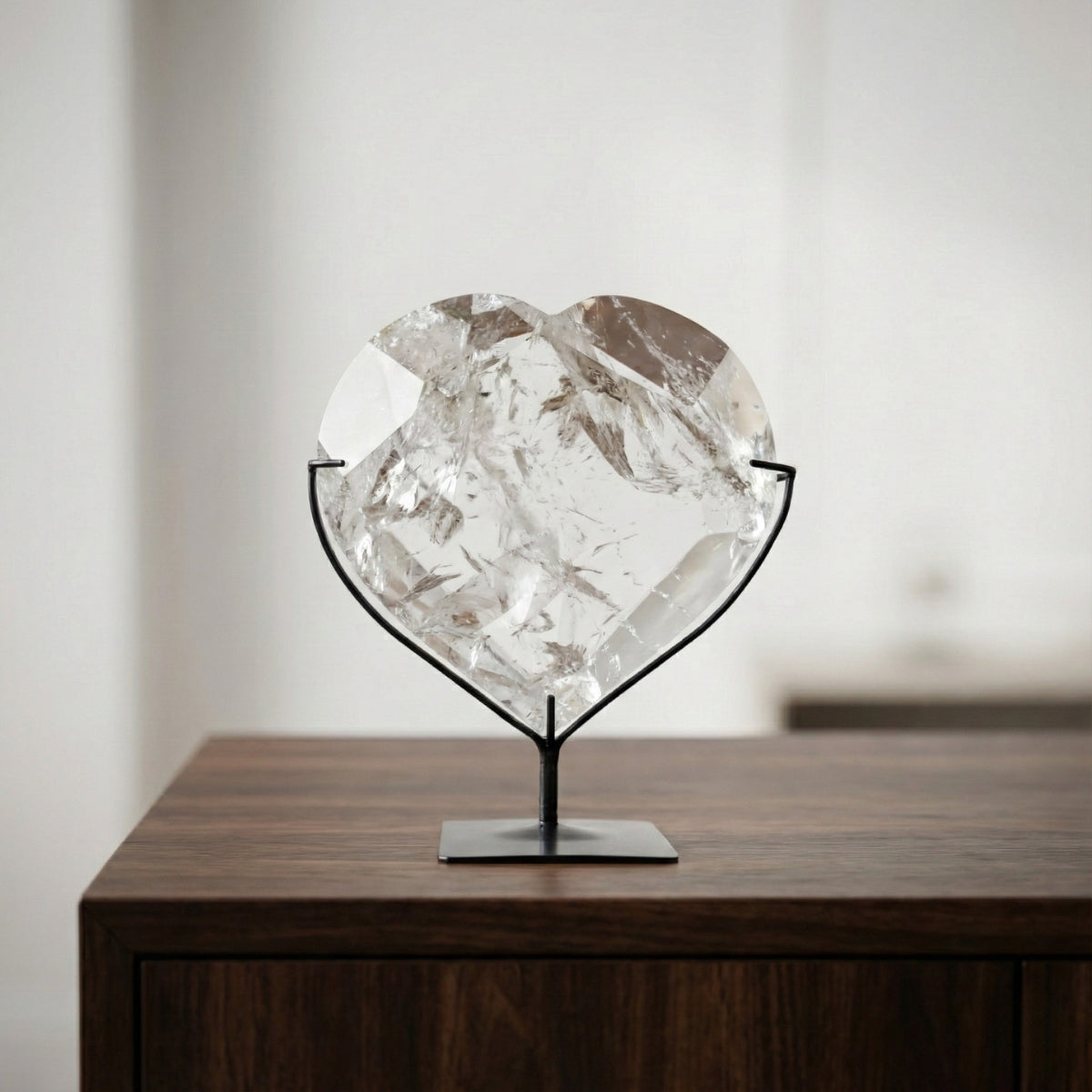 Coração Facetado Cristal de Quartzo Hialino na Base Metal Preto 1,679 kg