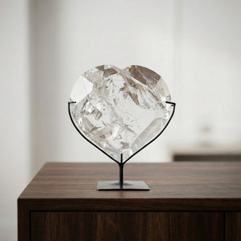 Coração Facetado Cristal de Quartzo Hialino na Base Metal Preto 1,679 kg