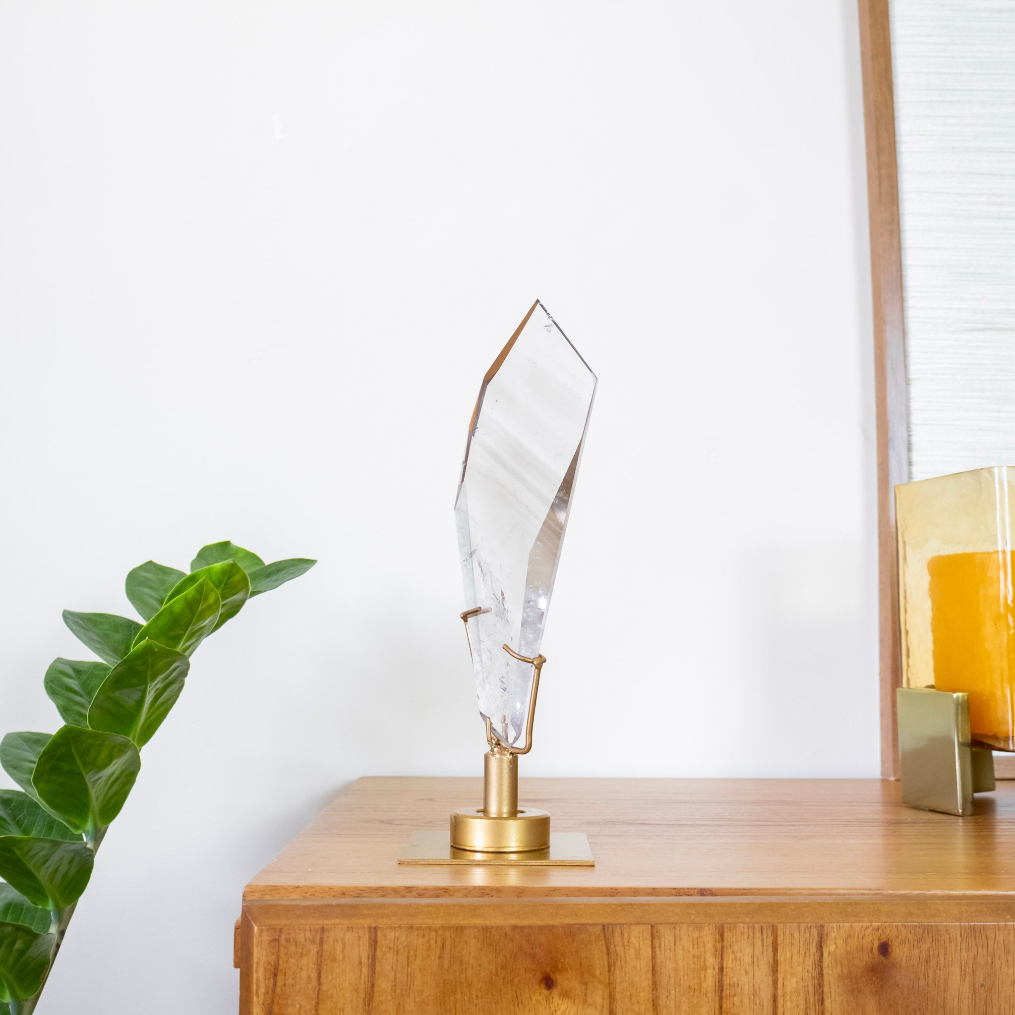 Cristal de Quartzo Hialino Phantom Polido em Forma Livre Base Metal Dourado Girátoria