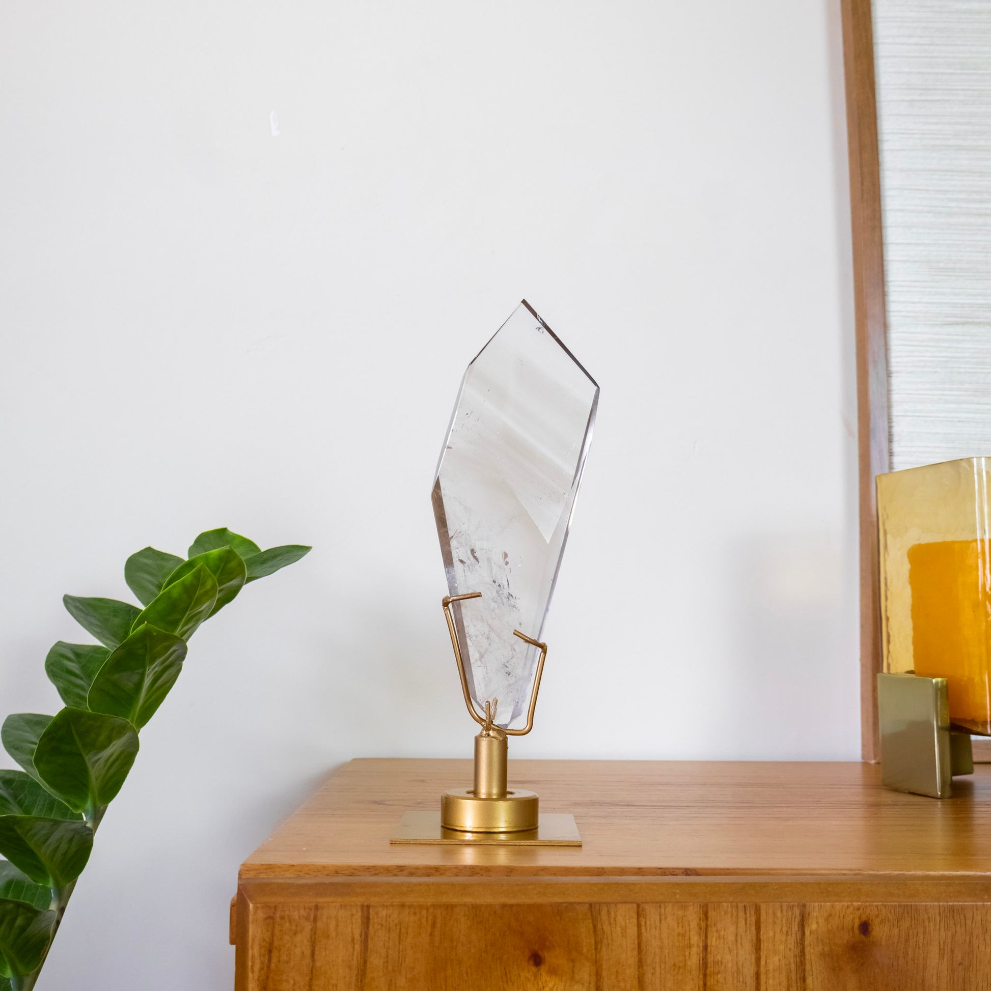 Cristal de Quartzo Hialino Phantom Polido em Forma Livre Base Metal Dourado Girátoria