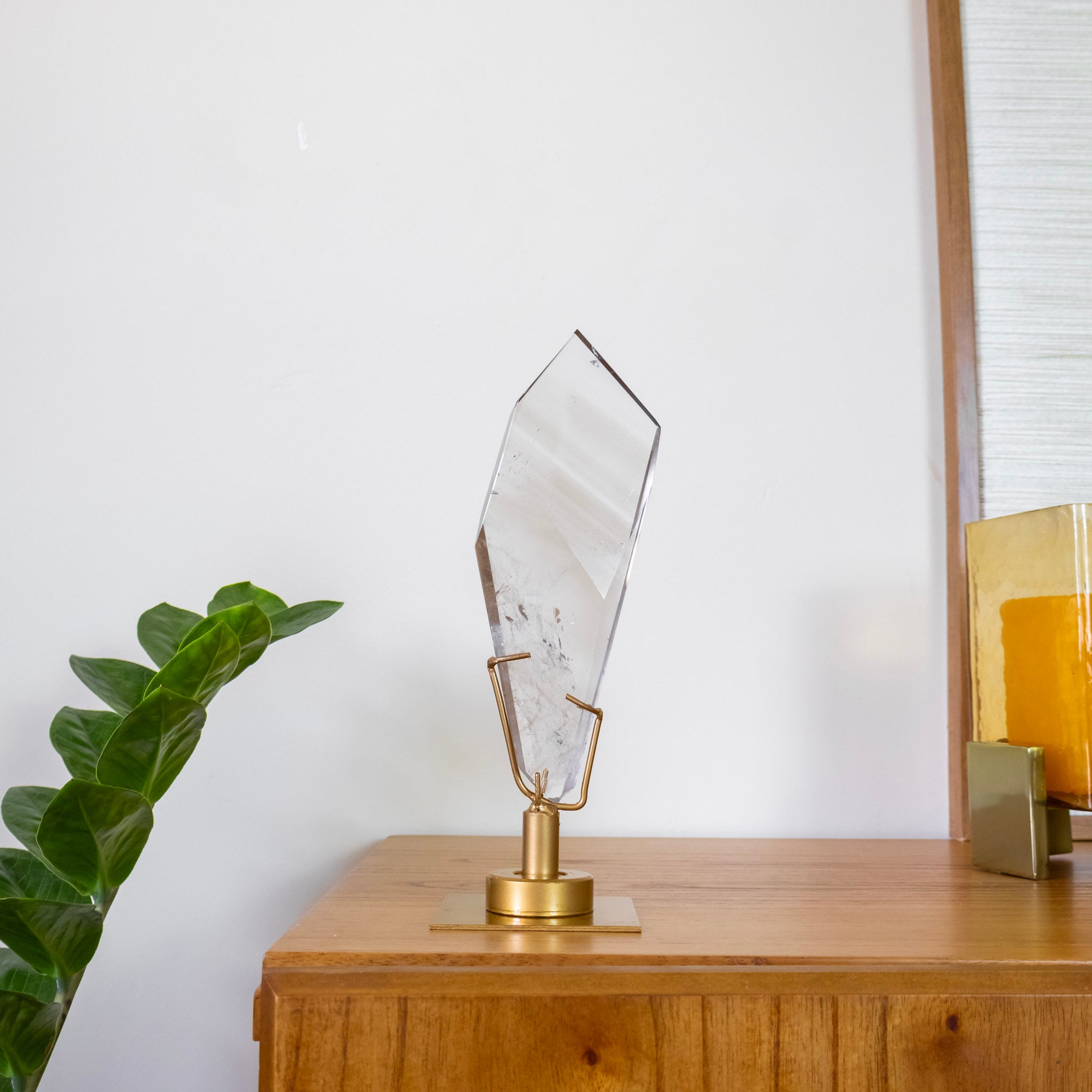 Cristal de Quartzo Hialino Phantom Polido em Forma Livre Base Metal Dourado Girátoria