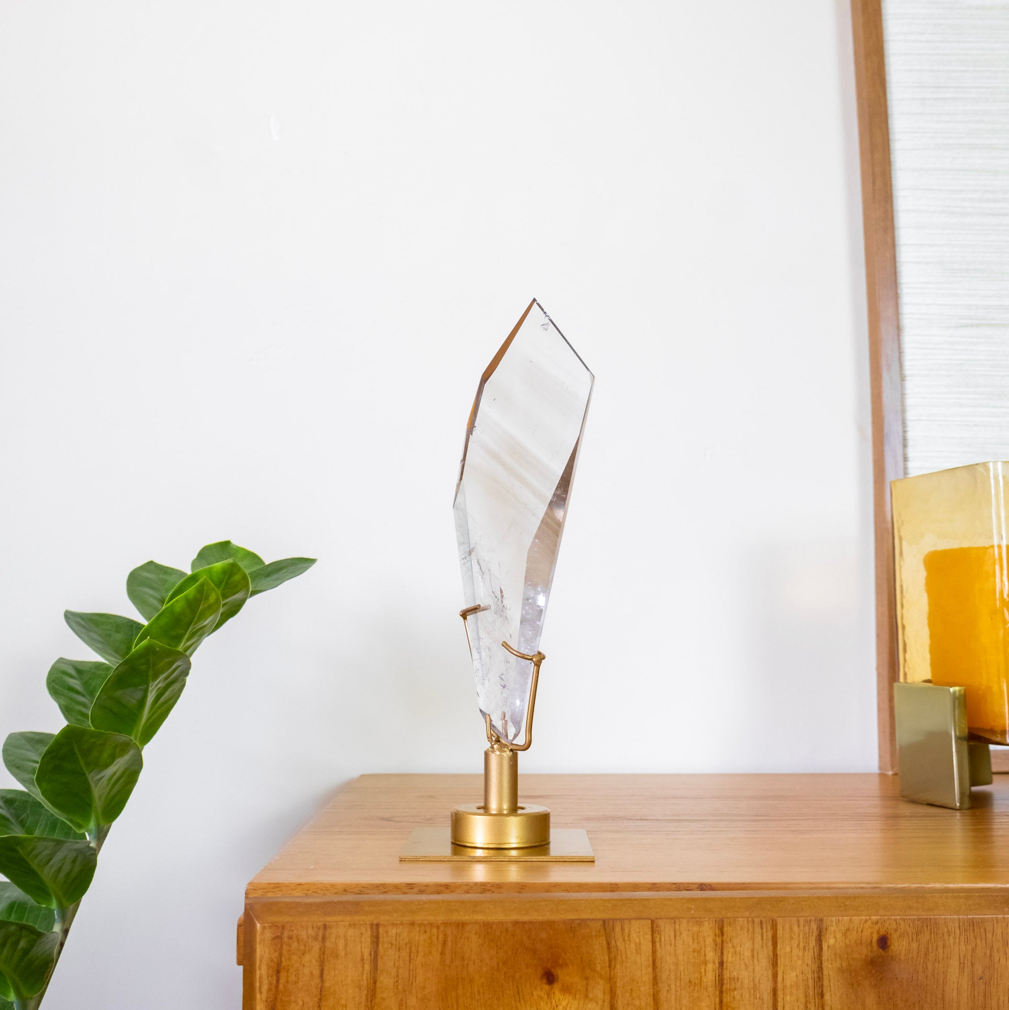 Cristal de Quartzo Hialino Phantom Polido em Forma Livre Base Metal Dourado Girátoria