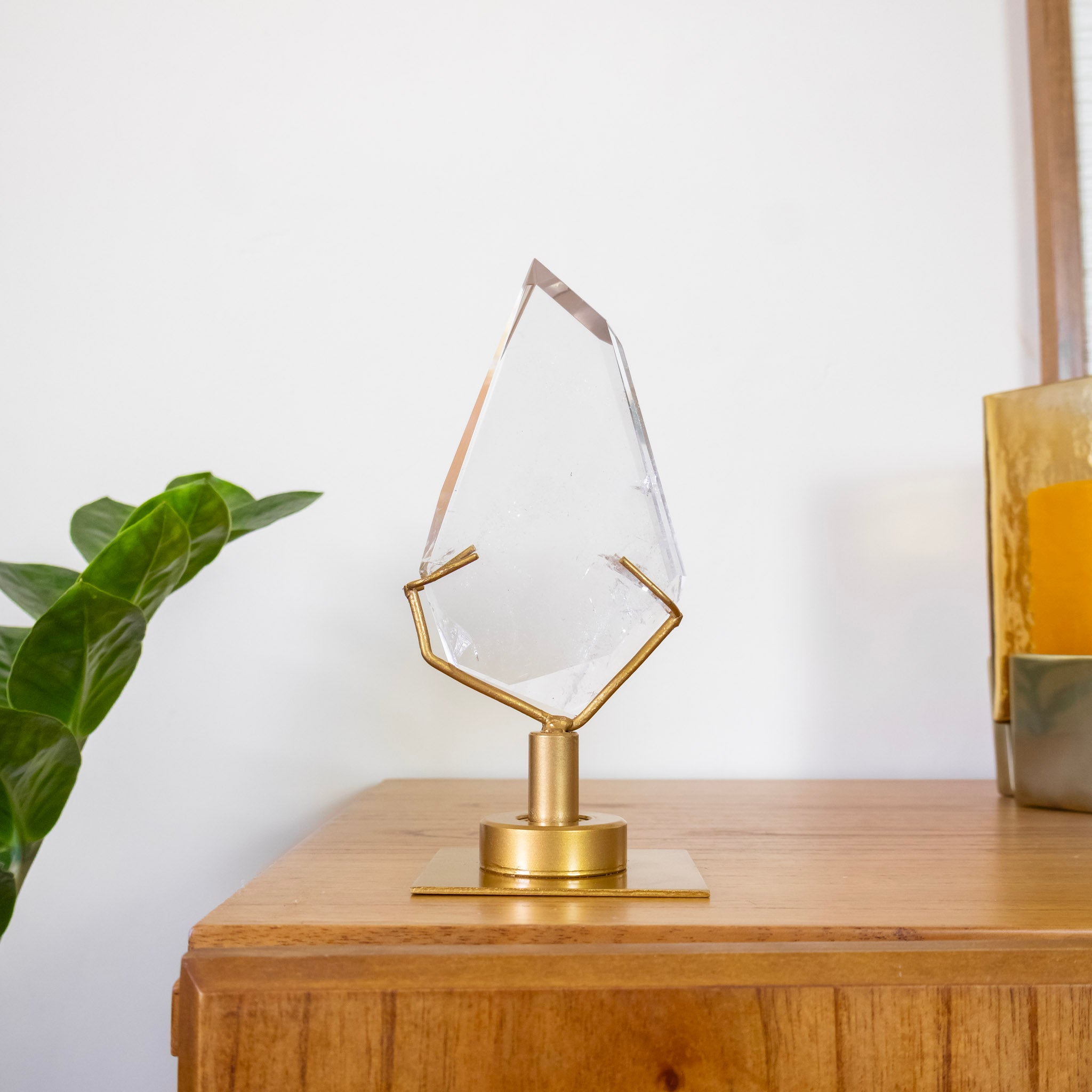 Cristal de Quartzo Hialino Polido em Forma Livre Base Metal Dourado Girátoria