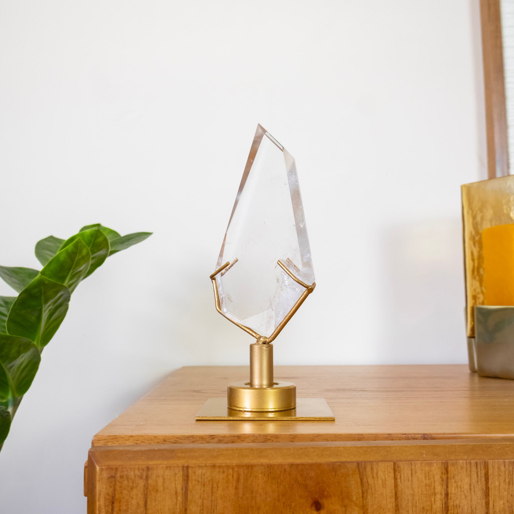 Cristal de Quartzo Hialino Polido em Forma Livre Base Metal Dourado Girátoria