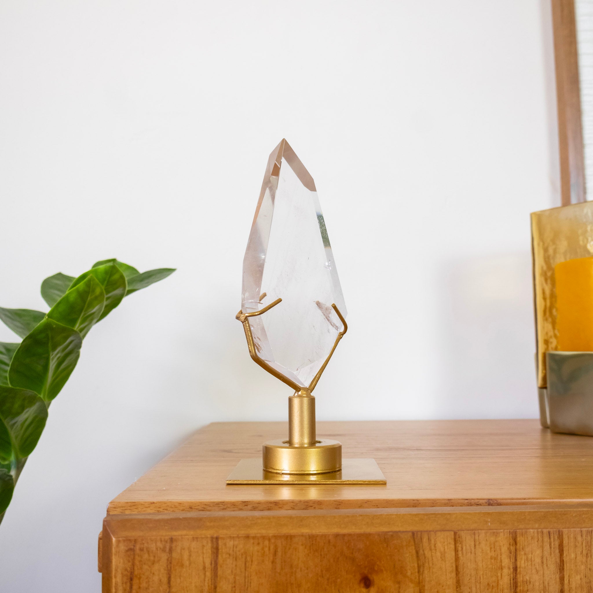 Cristal de Quartzo Hialino Polido em Forma Livre Base Metal Dourado Girátoria
