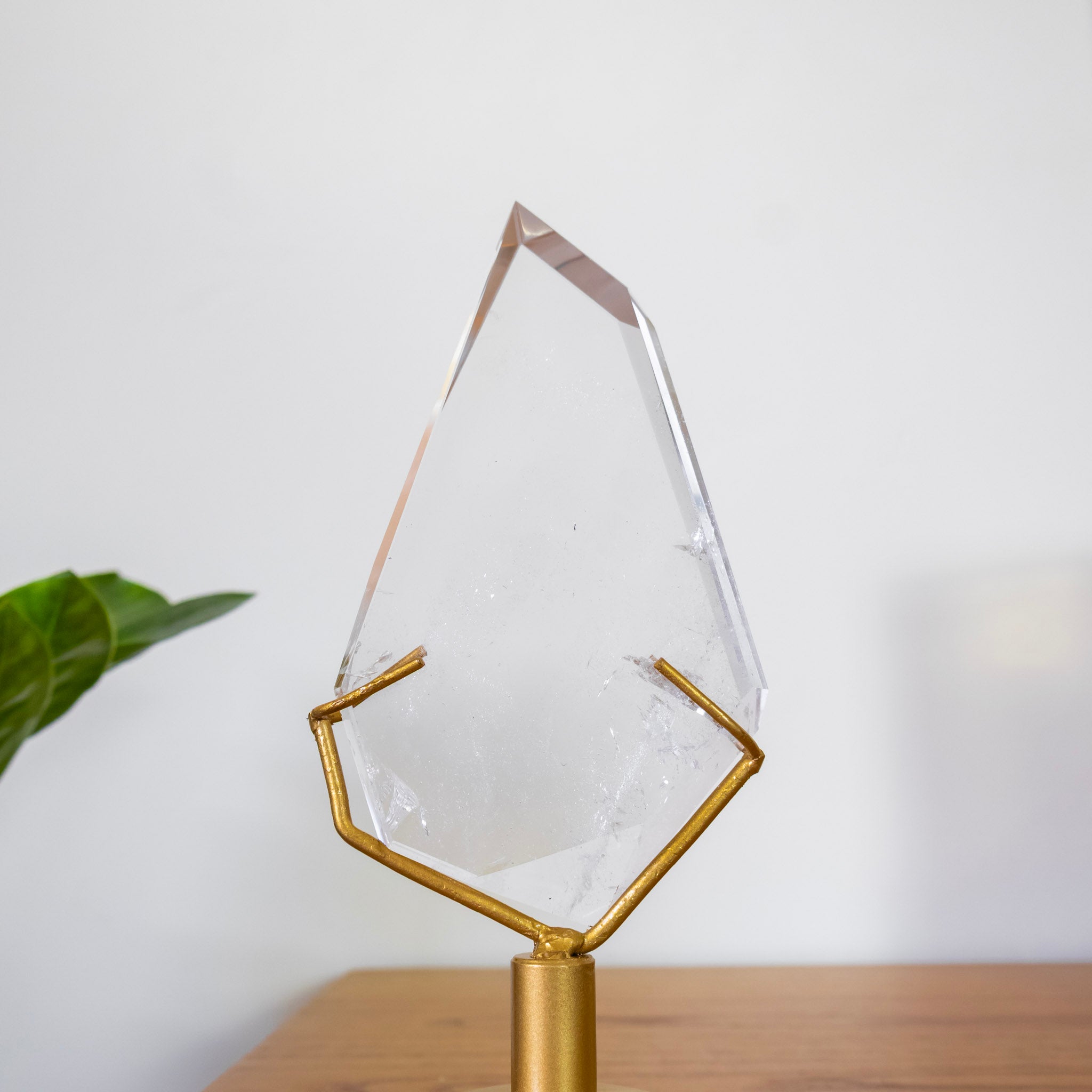Cristal de Quartzo Hialino Polido em Forma Livre Base Metal Dourado Girátoria