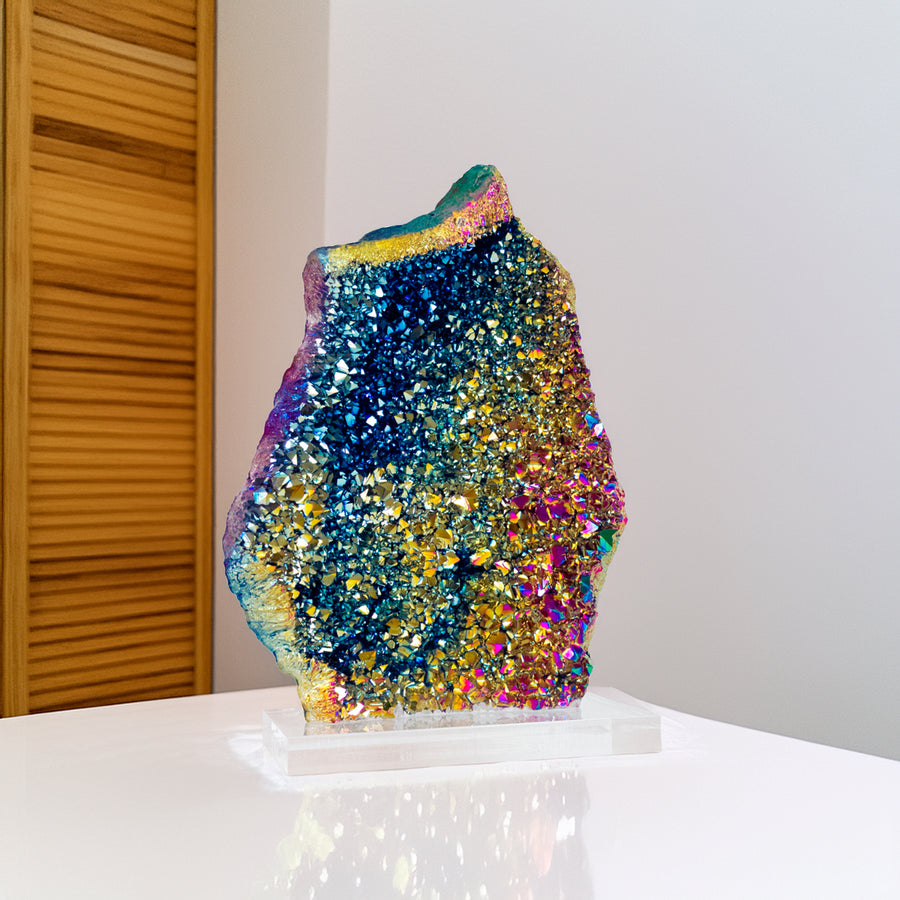 Drusa Quartzo Titânio Rainbow na Base Acrílica 2,755 Kg