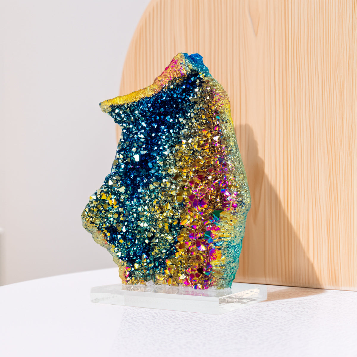 Drusa Quartzo Titânio Rainbow na Base Acrílica 2,755 Kg