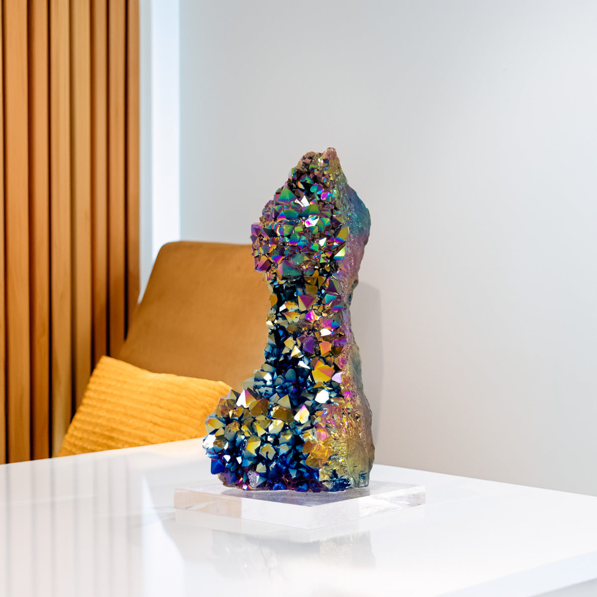 Drusa Quartzo Titânio Rainbow na Base Acrílica 730 gramas