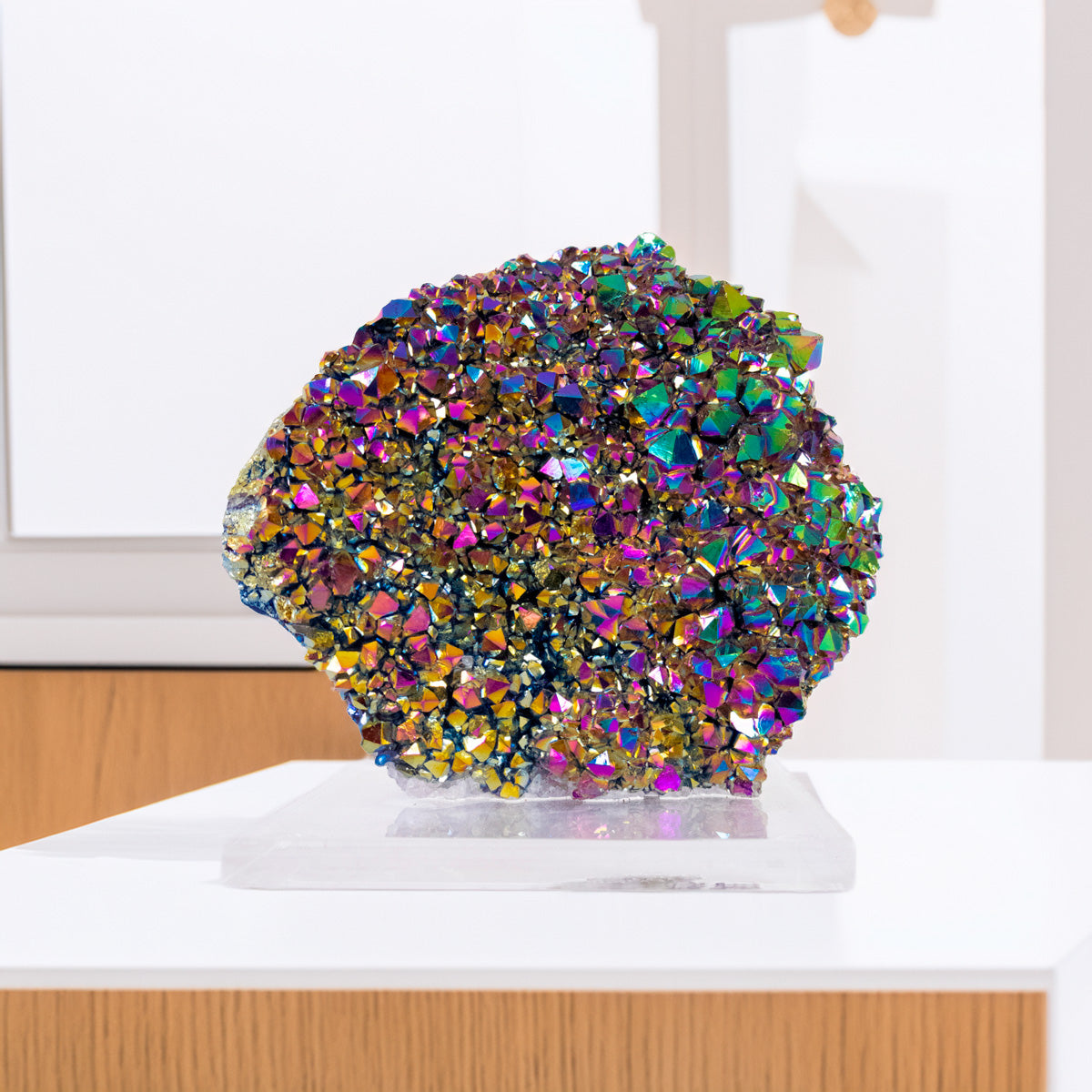 Drusa Quartzo Titânio Rainbow na Base Acrílica 739 gramas