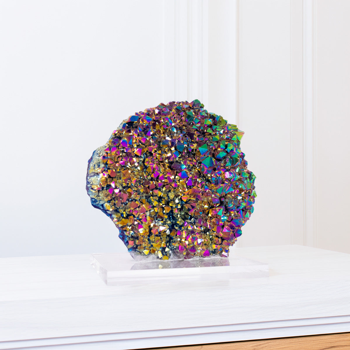 Drusa Quartzo Titânio Rainbow na Base Acrílica 739 gramas