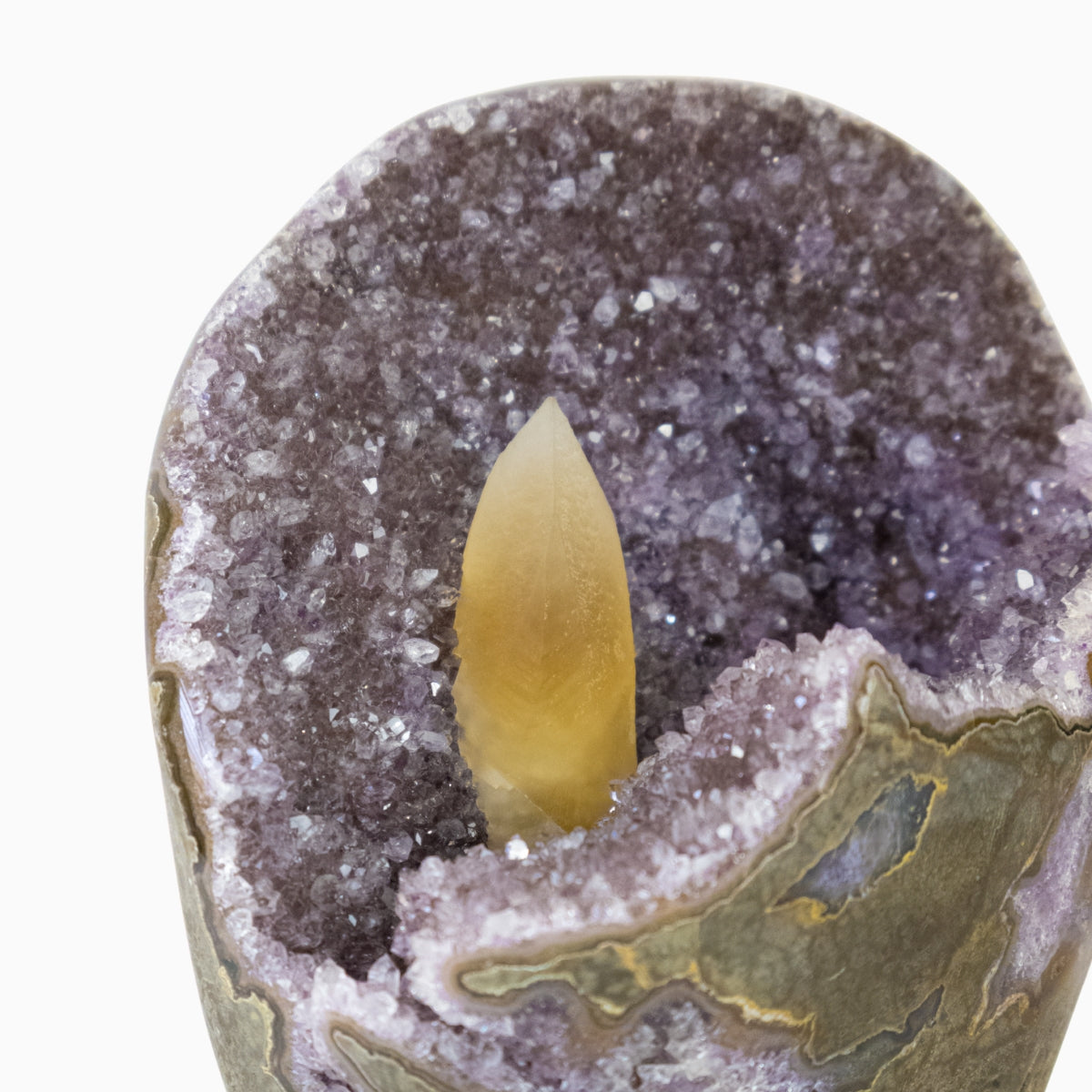 Drusa de Ametista Uruguaia com Inclusão de Calcita na Base Acrílica 2,147 kg