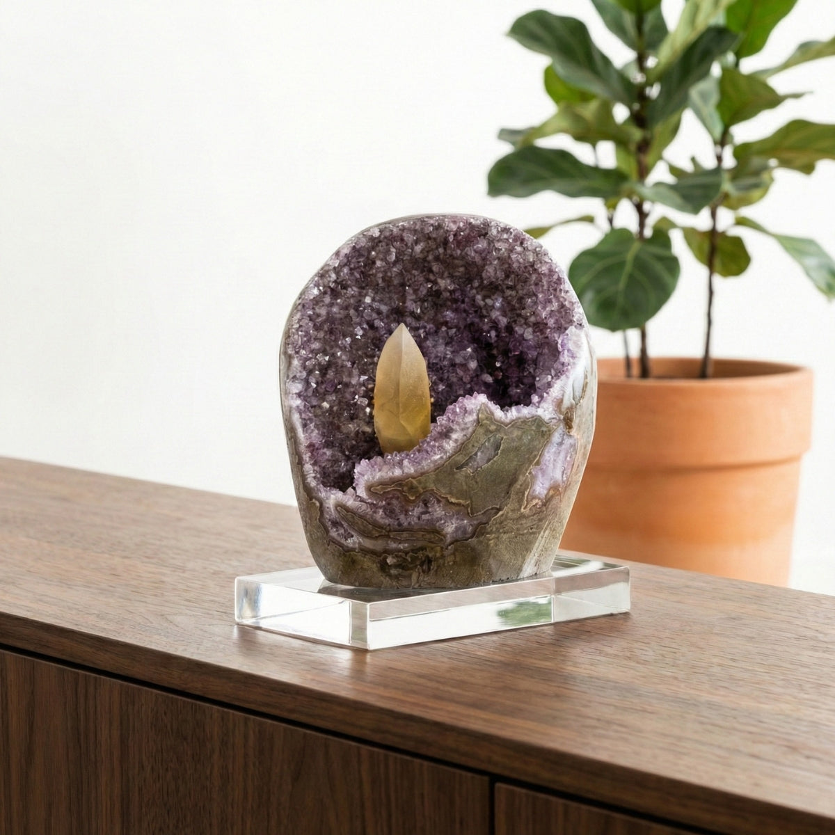 Drusa de Ametista Uruguaia com Inclusão de Calcita na Base Acrílica 2,147 kg