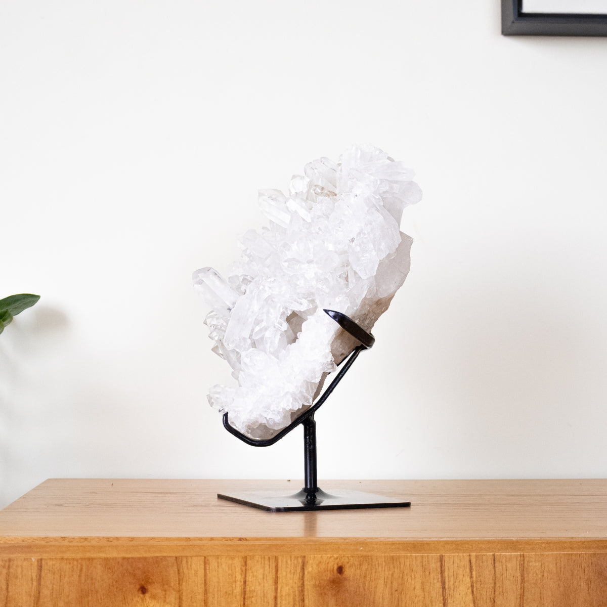 Drusa de Cristal de Quartzo na Base Metal Preto 5,220 kg