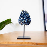 Drusa de Quartzo Titânio Blue na Base Metal Preto Mine 88 gramas