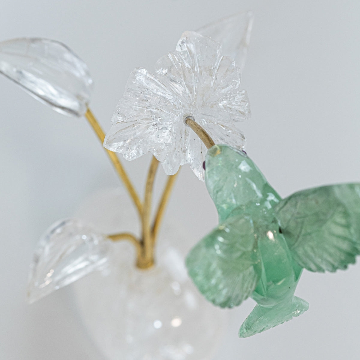 Escultura Beija-flor em Fluorita Verde Flor Lisiantos em Quartzo Cristal Base Cristal de Quartzo