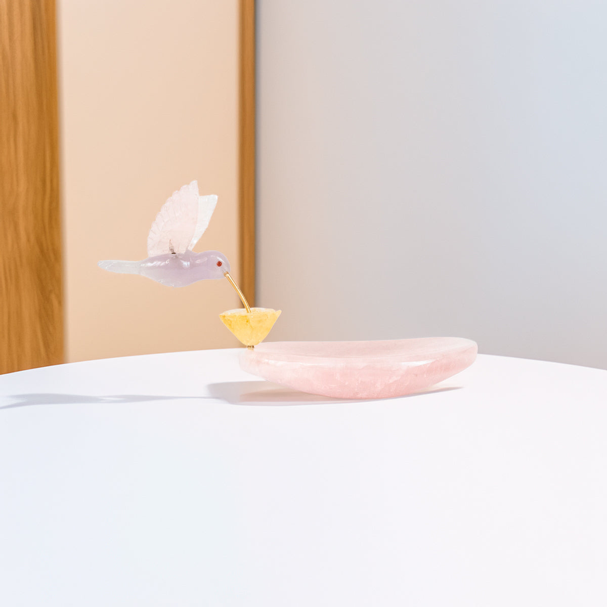 Escultura Beija-flor em Quartzo Rosa Opalado Flor Lisiantos em Quartzo Golden Healer Base Quartzo Rosa