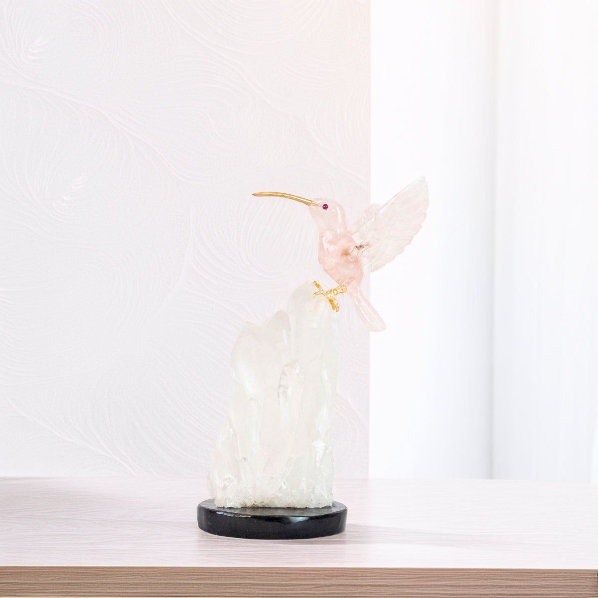Escultura Beija-flor em Quartzo Rosa  na Drusa Cristal de Quartzo
