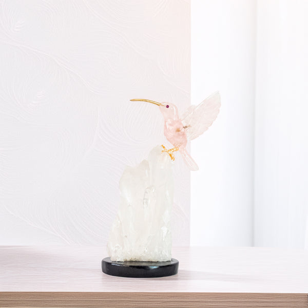 Escultura Beija-flor em Quartzo Rosa  na Drusa Cristal de Quartzo
