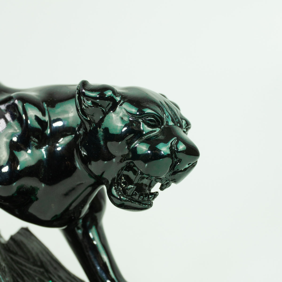 Escultura Pantera Negra em Esmeralda e Xisto de Esmeralda