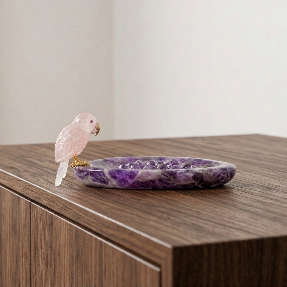 Escultura Papagaio em Quartzo Rosa pousando no Bowl em Ametista Chevron