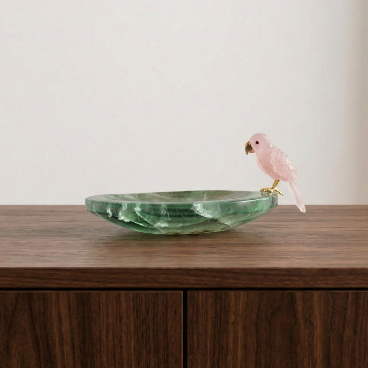 Escultura Papagaio em Quartzo Rosa pousando no Bowl em Fluorita Verde