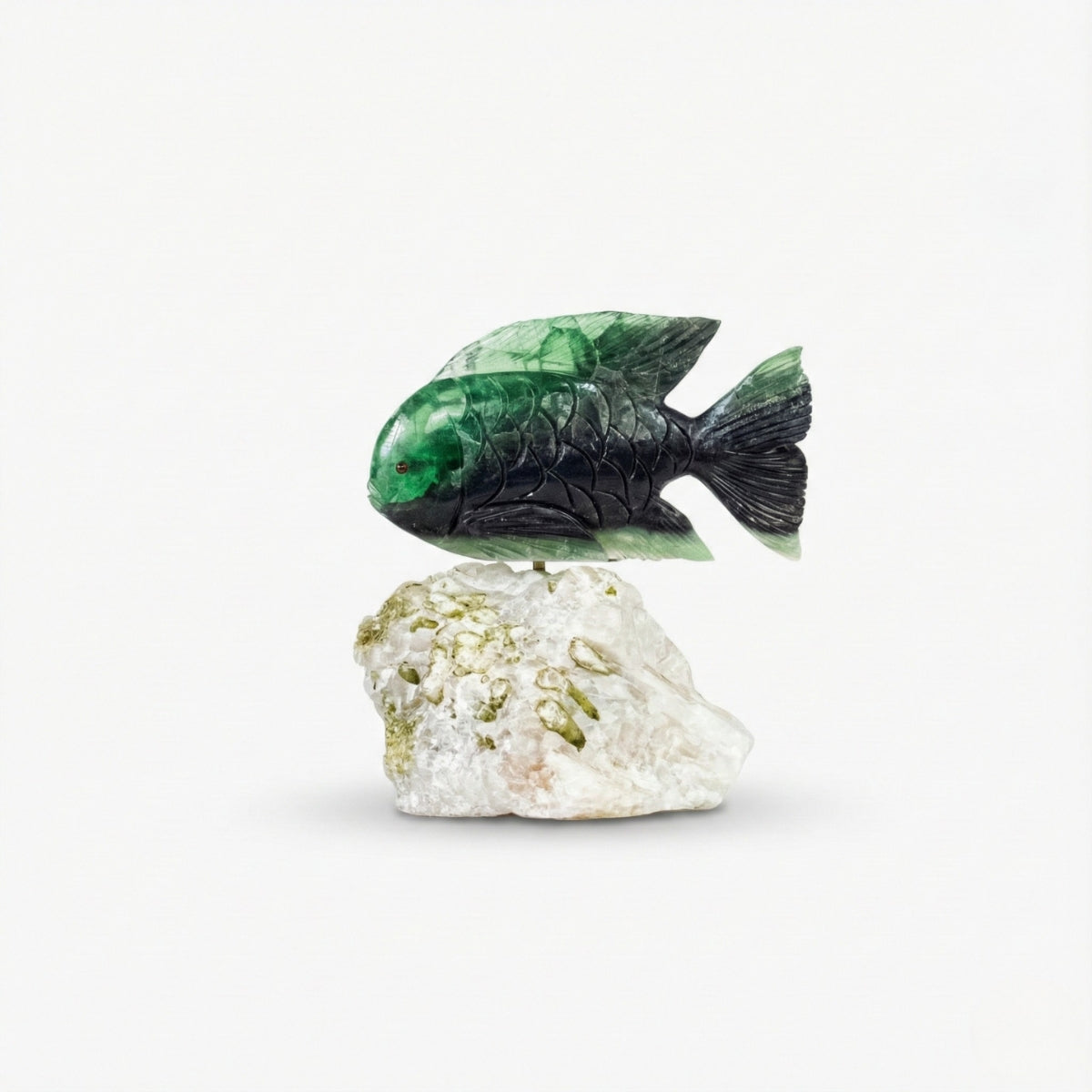 Escultura Peixe em Pedra Fluorita Verde Extra na Base Pedra Quartzo com Inclusão de Turmalinas Verde