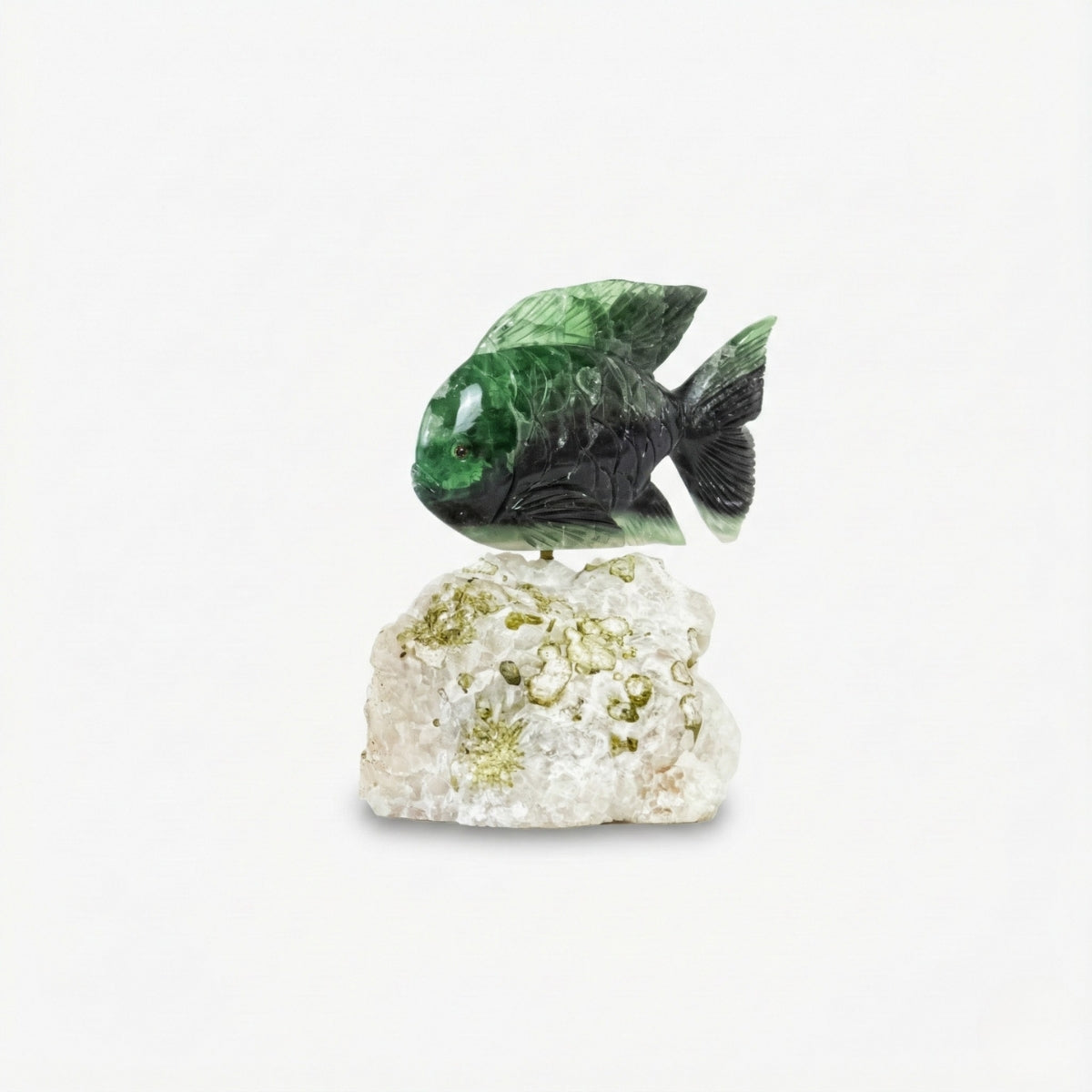 Escultura Peixe em Pedra Fluorita Verde Extra na Base Pedra Quartzo com Inclusão de Turmalinas Verde