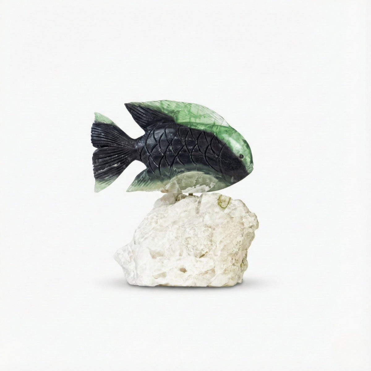 Escultura Peixe em Pedra Fluorita Verde Extra na Base Pedra Quartzo com Inclusão de Turmalinas Verde