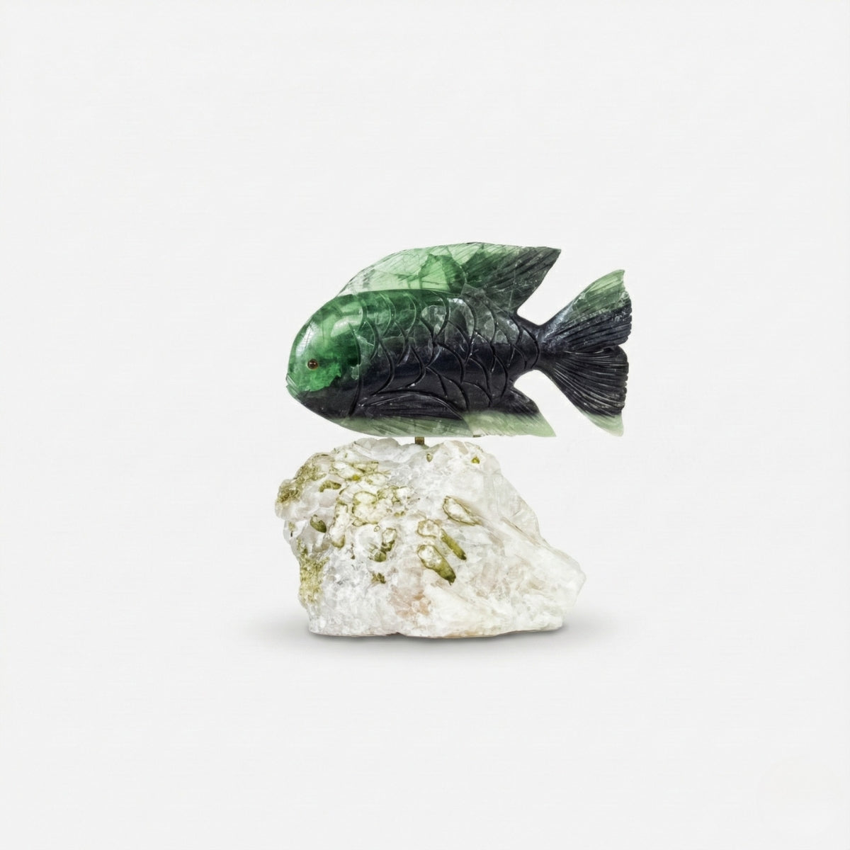 Escultura Peixe em Pedra Fluorita Verde Extra na Base Pedra Quartzo com Inclusão de Turmalinas Verde