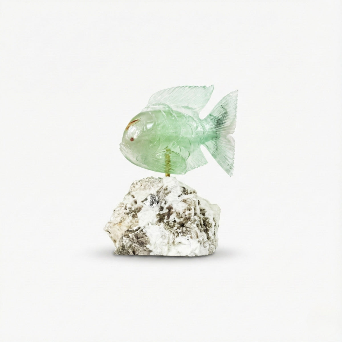 Escultura Peixe em Pedra Fluorita Verde na Base Pedra Mica e Albita