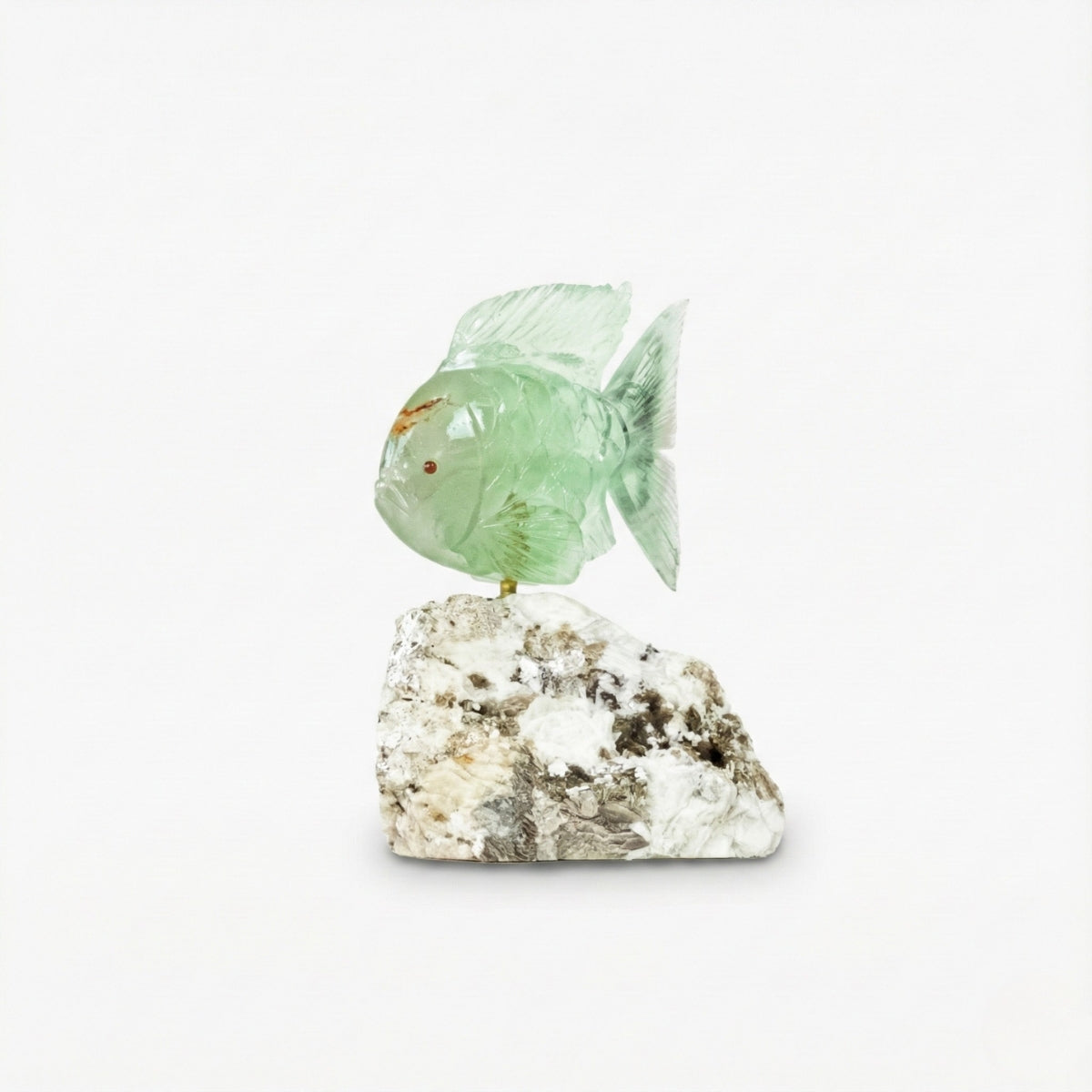 Escultura Peixe em Pedra Fluorita Verde na Base Pedra Mica e Albita
