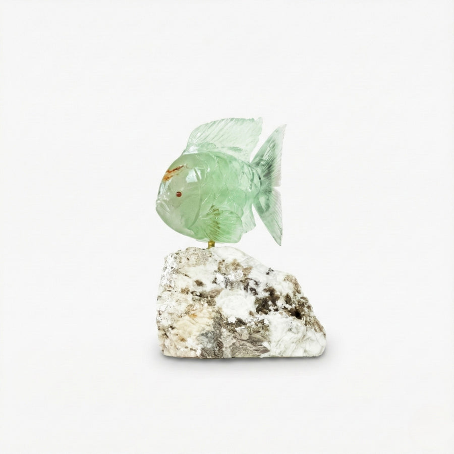 Escultura Peixe em Pedra Fluorita Verde na Base Pedra Mica e Albita