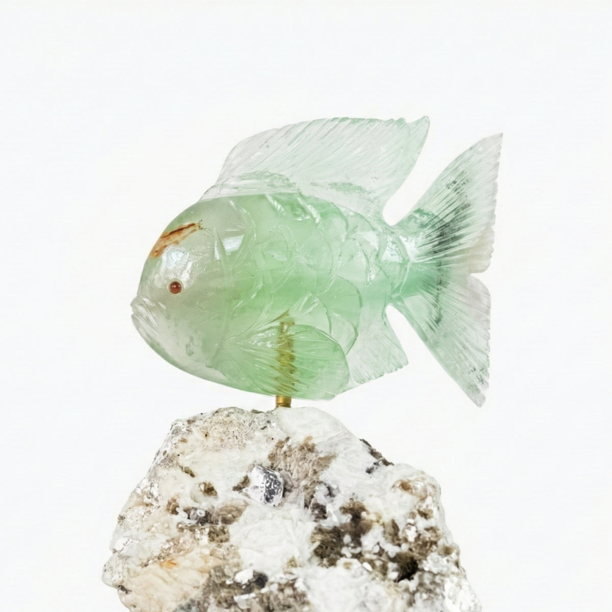 Escultura Peixe em Pedra Fluorita Verde na Base Pedra Mica e Albita