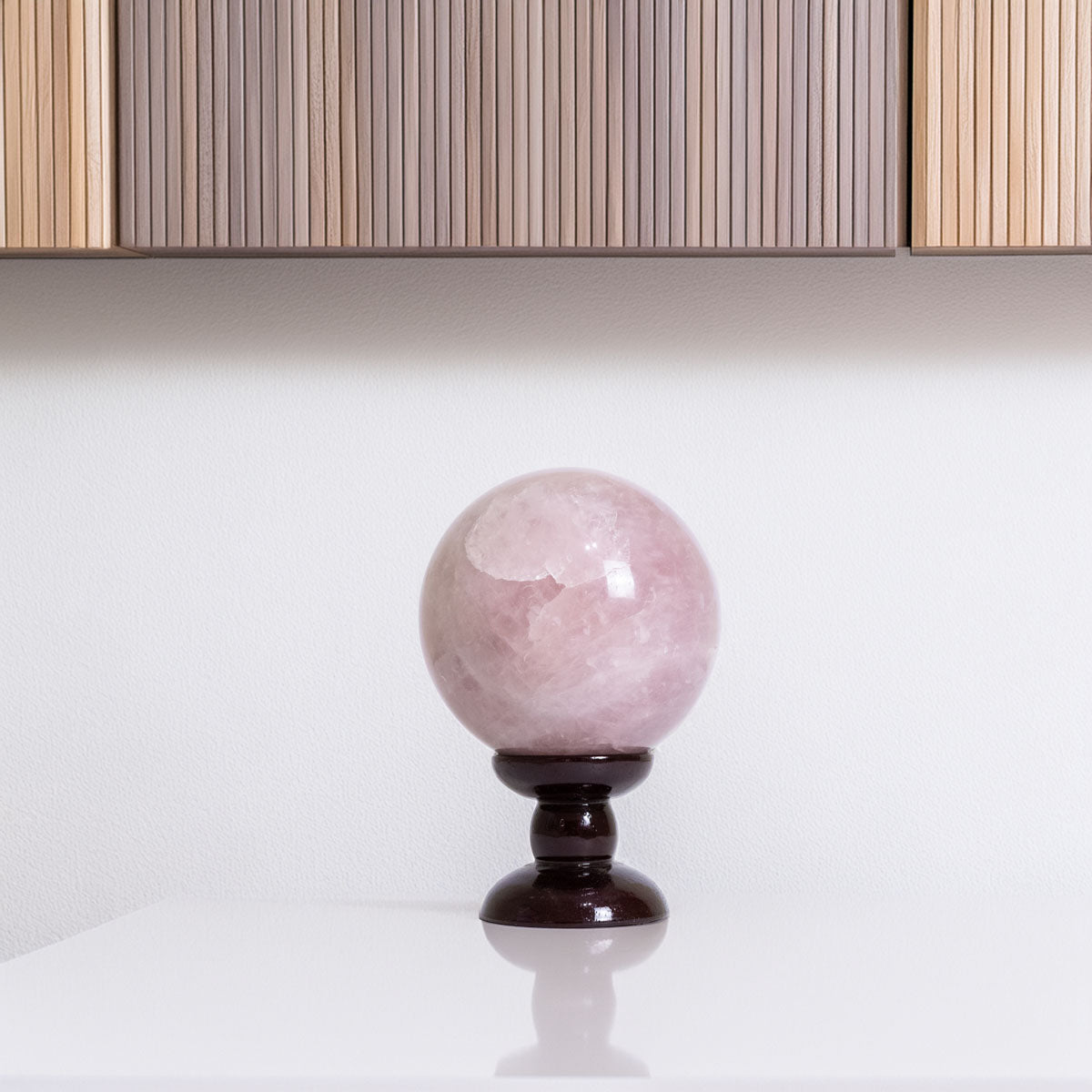 Esfera Quartzo Rosa Extra Polido na Base Madeira 1,330 kg