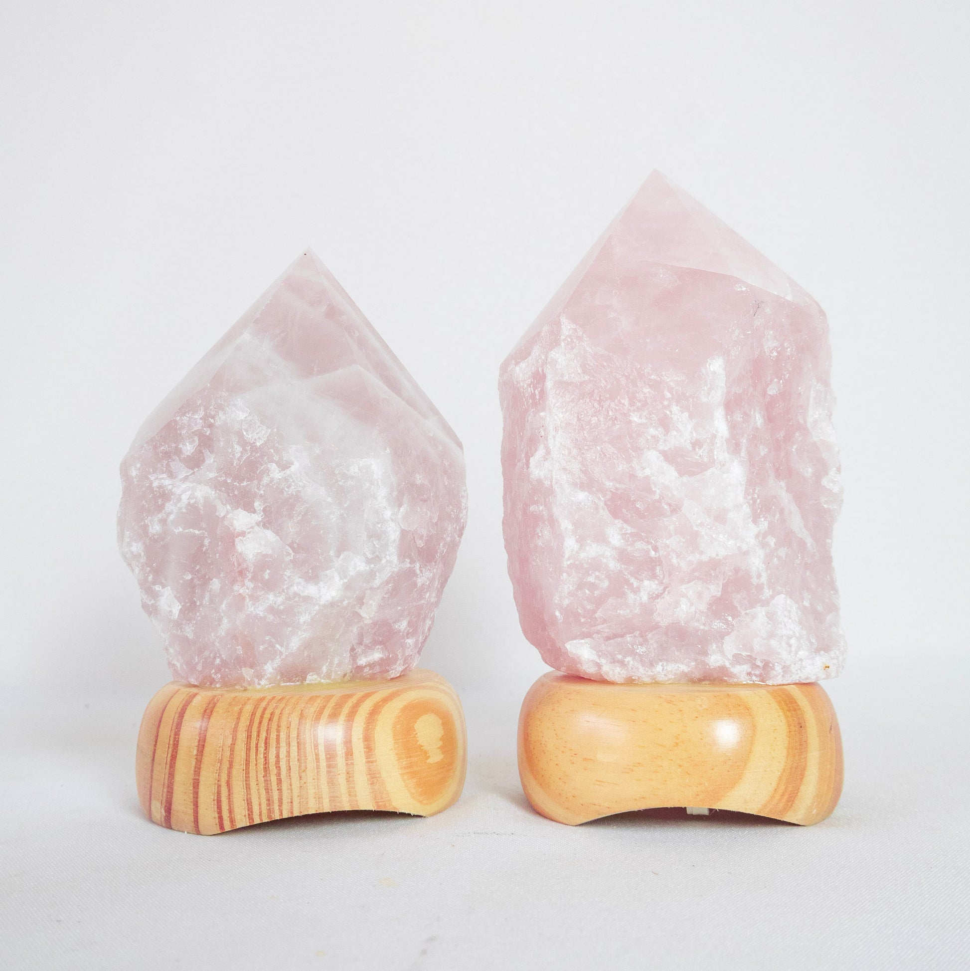 Luminária Ponta Quartzo Rosa na Base de Madeira Clara