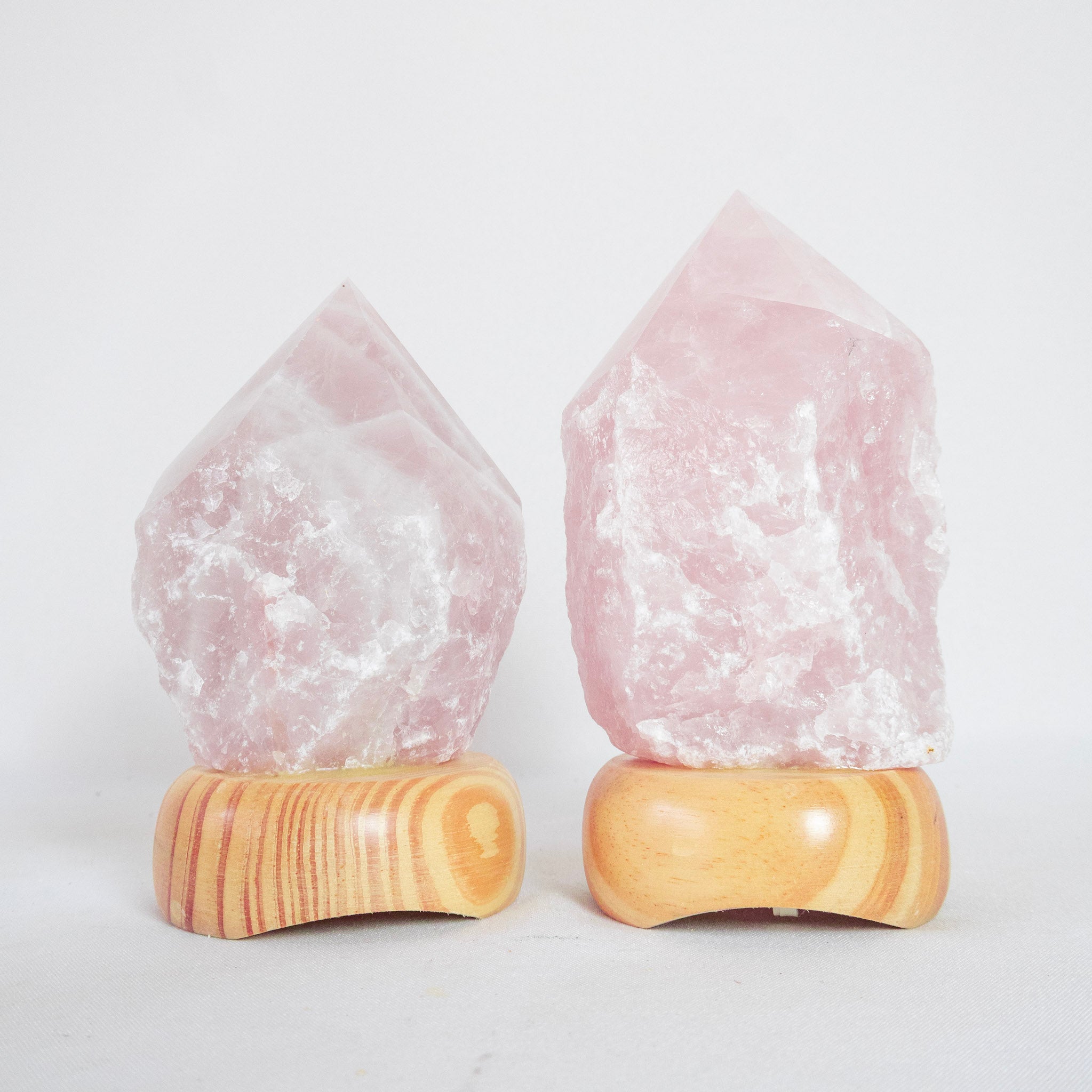 Luminária Ponta Quartzo Rosa na Base de Madeira Clara