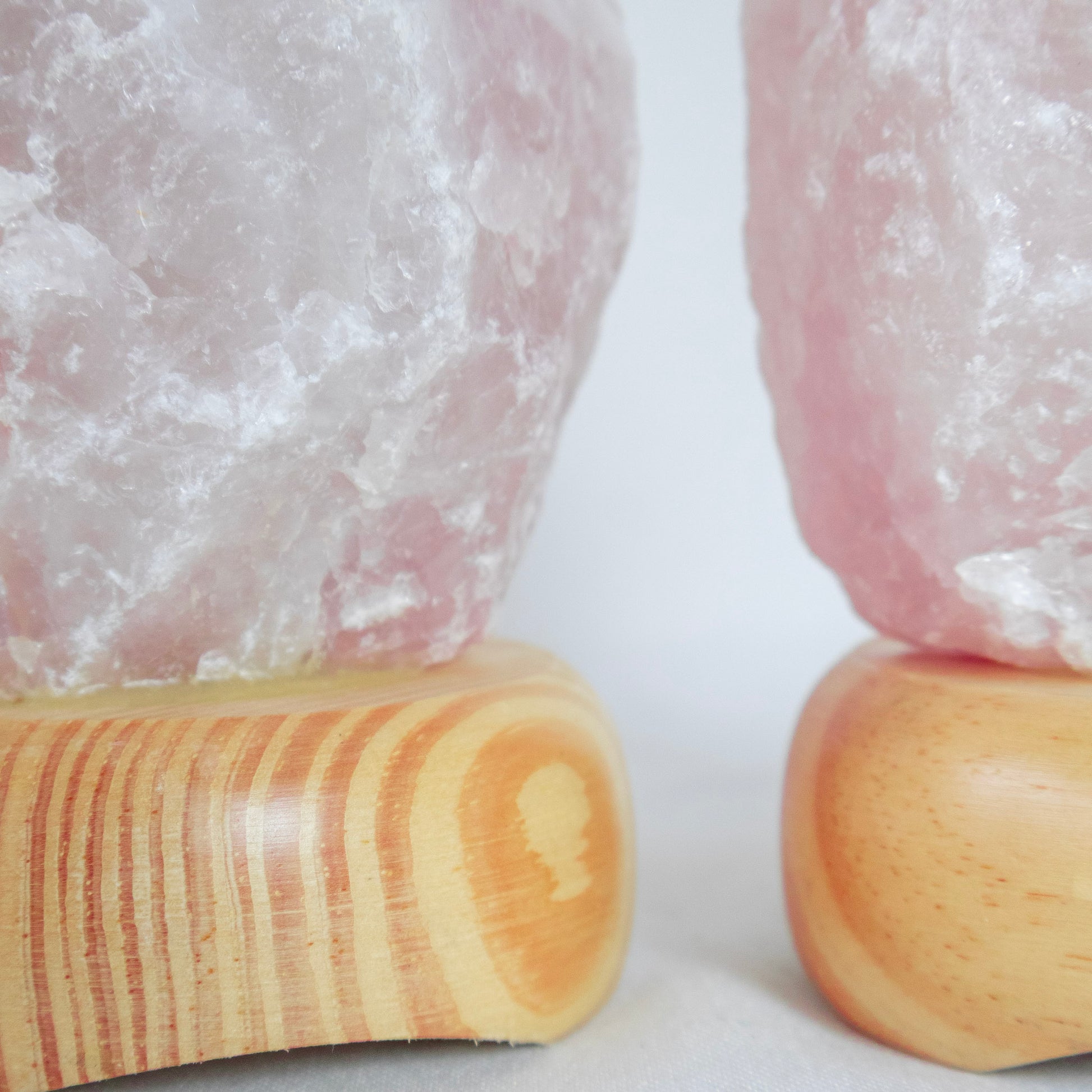 Luminária Ponta Quartzo Rosa na Base de Madeira Clara