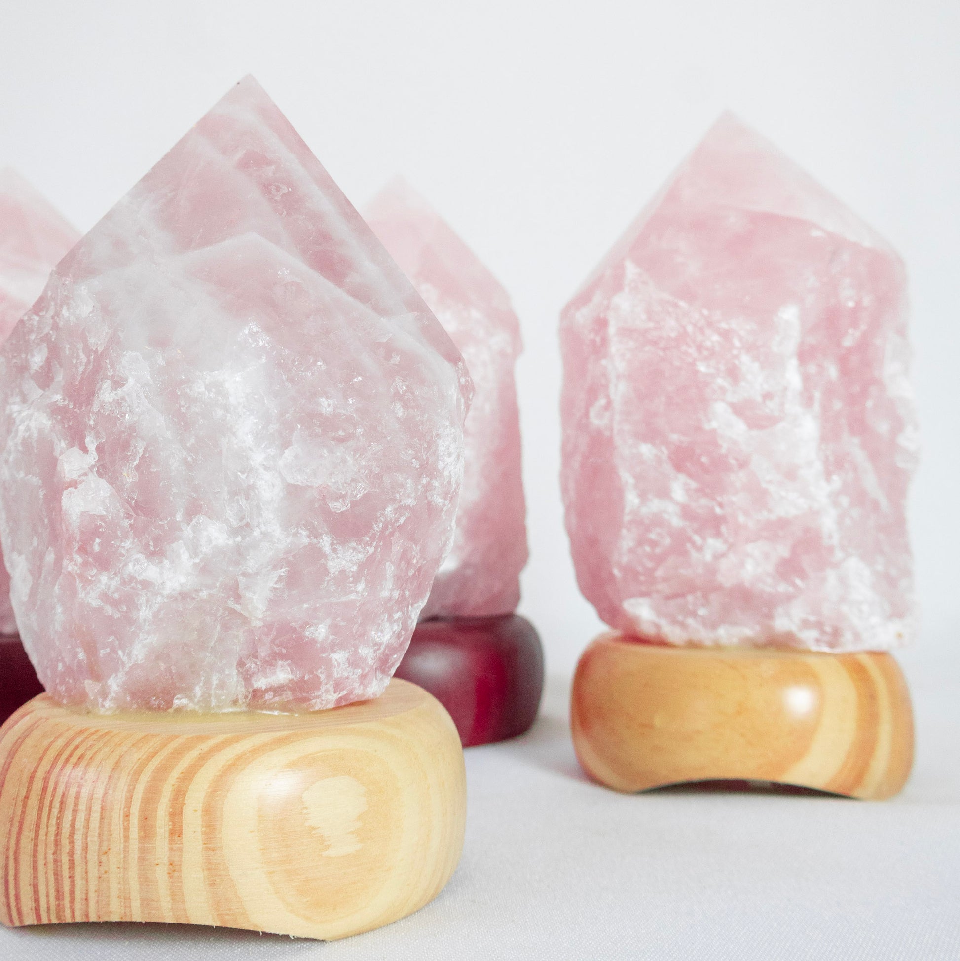 Luminária Ponta Quartzo Rosa na Base de Madeira Clara