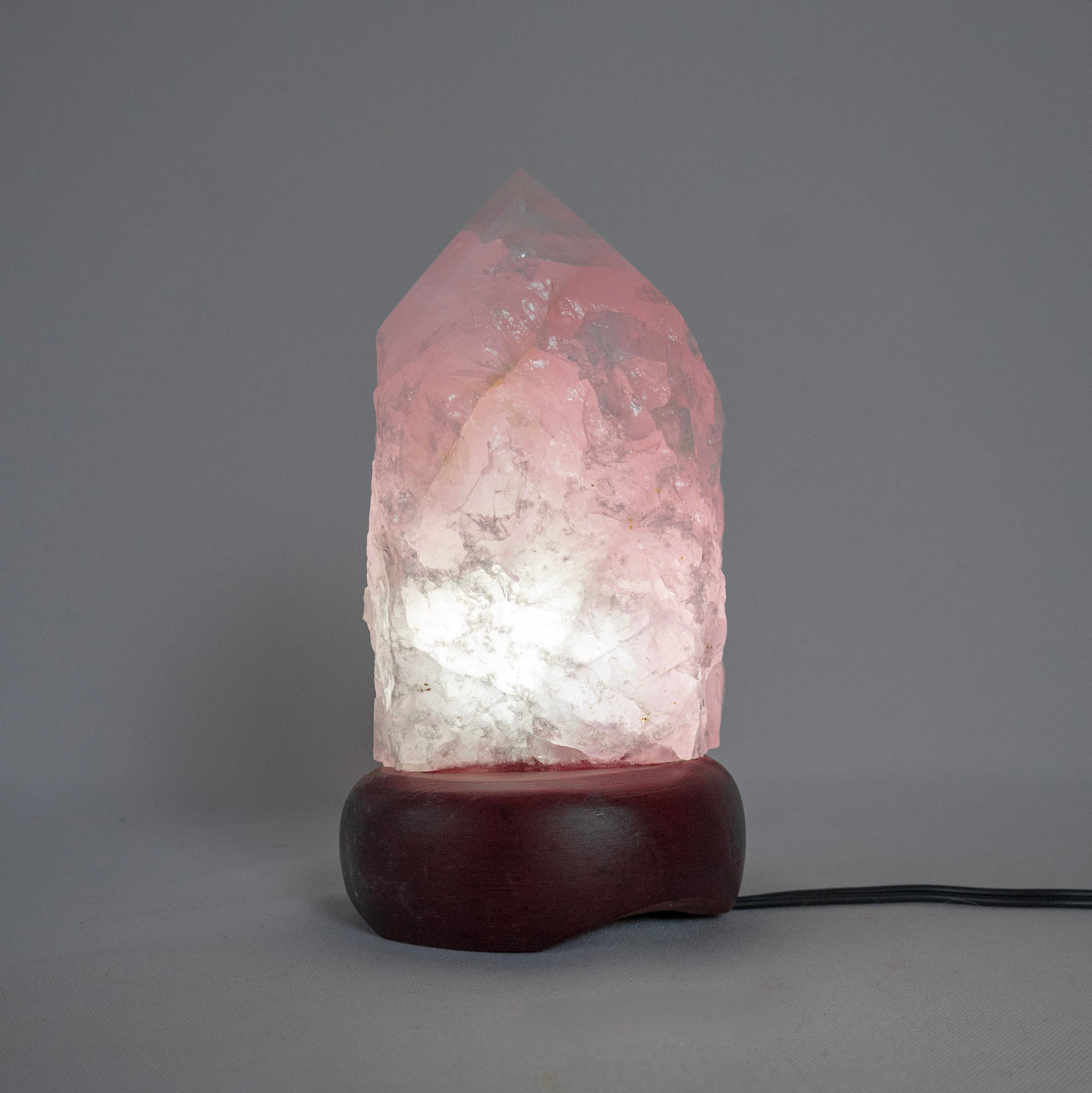 Luminária Ponta Quartzo Rosa na Base de Madeira Preta