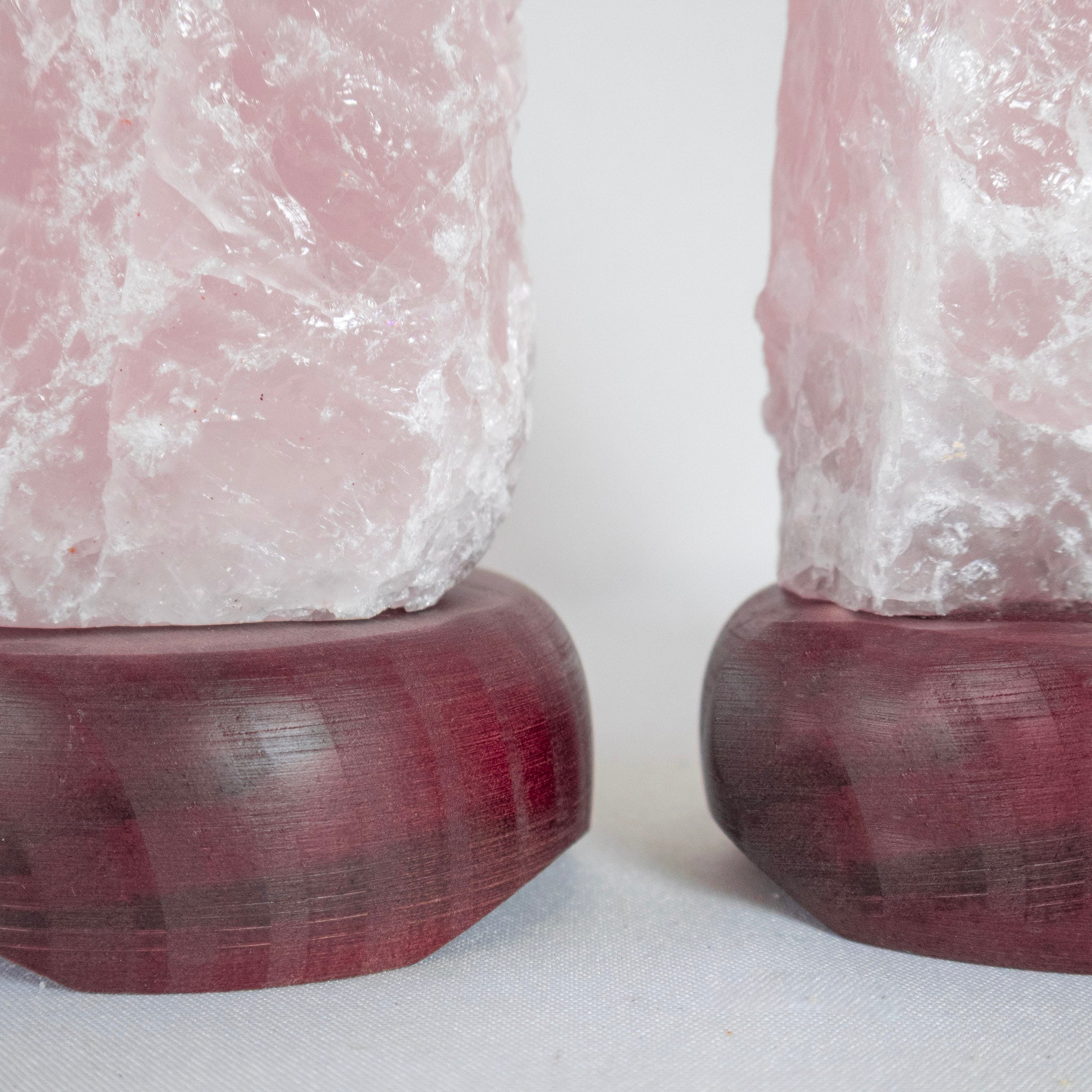 Luminária Ponta Quartzo Rosa na Base de Madeira Preta